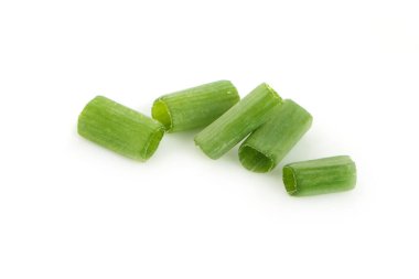 Beyaz arka planda izole edilmiş taze taze soğanlar.