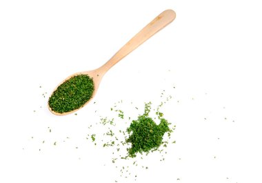 Beyaz sırtüstü izole edilmiş kurutulmuş maydanoz