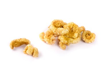 Domuz çerezi, domuz kabuğu, domuz tırmığı, domuz çatırtısı, beyaz arka planda izole edilmiş Asya yemeği.