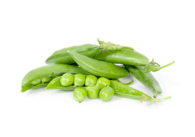 Beyaz arkaplanda taze yeşil bezelyeler.