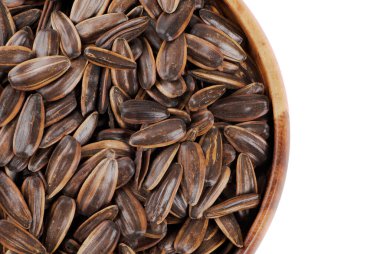 Beyaz arkaplanda izole edilmiş ayçiçeği tohumları