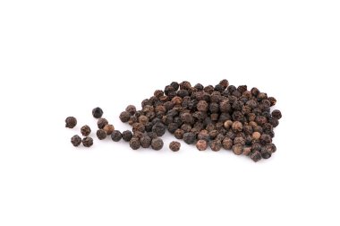 Kurutulmuş karabiber beyaz üzerine izole edilmiş.