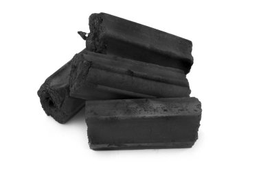 Doğal odun kömürü, geleneksel kömür ya da beyaz arka planda izole edilmiş sert odun kömürü.