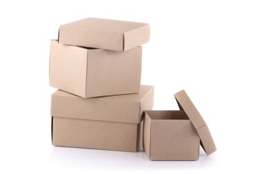 beyaz arkaplanda karton kutu izole