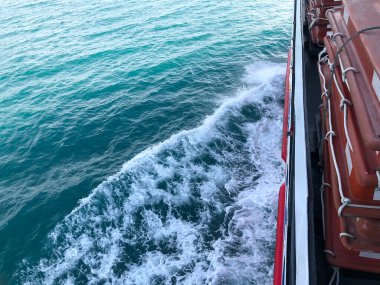 Denizde bir gemi Denizin ortasında