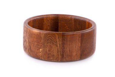 Tahta kase beyaz arka planda izole edilmiş.