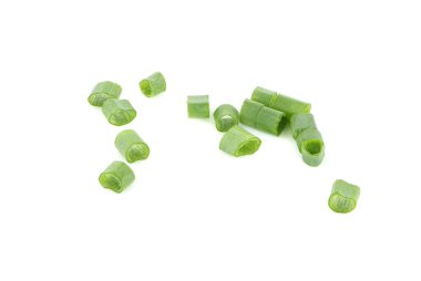 Taze soğanlar beyaz arkaplanda izole edilir