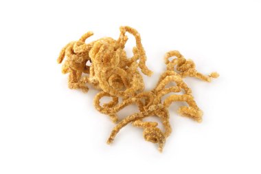 Kızarmış domuz derisi beyaz arkaplanda izole edilmiş