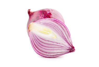 Beyaz zemin üzerinde kırmızı dilimlenmiş soğan izole