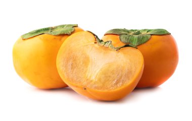 Beyaz arkaplanda yarı yarıya kesilmiş hurma meyvesi.