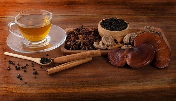 Çay, lingzhi, karabiber, tarçın, ağaçta yıldız anason.