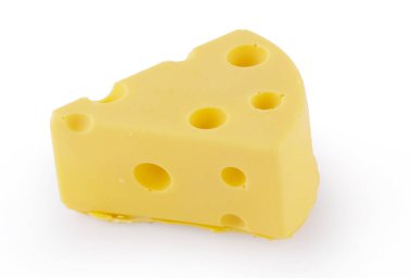 beyaz arkaplanda izole edilmiş peynir parçası