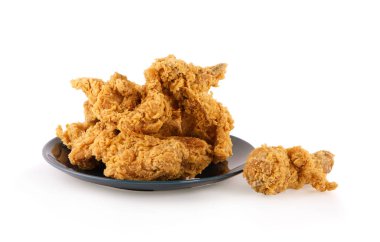 Kızarmış tavuk beyaz arka planda izole edilmiş