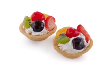 Çilek, üzüm ve kividen yapılmış lezzetli bir meyveli tart.