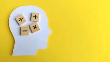 Matematiksel düşünme kavramı, insan kafası siluetinin içindeki matematiksel semboller, mantığı, öğrenmeyi, problem çözmeyi ve iş analizini sembolize eder..