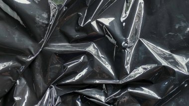 Parlak Parlak Parlak Parlak Renkli ve Dinamik Yansıtıcı Kıvrımlı Siyah Buruşuk Plastik Film Dokuma Arkaplanı Karanlık ve Siber Punk Kavramları İçin Harika.