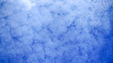 Geniş Mavi Gökyüzü Arkaplanı Yoğun Altokümülüs Bulutlarıyla Dolu: Güzel Hava, Özgürlük ve Doğal Atmosferik Doku