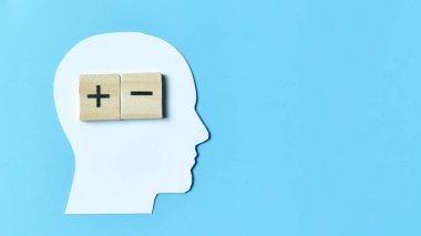 İnsan kafası silueti içindeki artı ve eksi işaretlerle gösterilen bir durumun karar verme ve psikolojik değerlendirmesi, seçenekleri ve zihniyeti temsil eder.