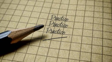 Motivasyon ve Geliştirme için Kalemle Vintage Izgara Kağıdı Üzerine Yazılmış Üç Kere Uygula