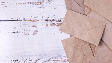 Kırsal Beyaz Ahşap Arkaplan Üzerinde Kahverengi Kraft Zarfları Yığını Kopya Boşluğu