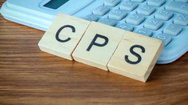 İş ve Mali Konseptler için Hesap Makinesinde Tahta Scrabble Döşemeleri Heceleme CPS