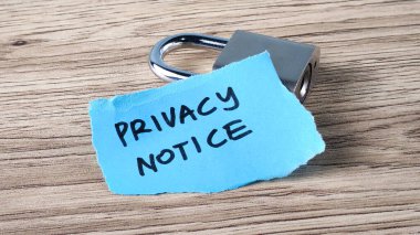 Tahta Arkaplanda Veri Koruma ve Dijital Güvenliği Vurgulayan Asma Kilitli Gizlilik Bildirisi Kavramı