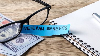 ABD Doları Faturaları, Gözlükleri ve Finansal Yardım ve Hükümet Desteğini Temsil Eden Not Defteri ile Gazi Yardımları Kavramı