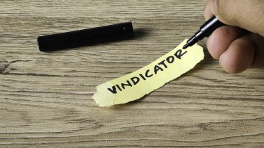 Aklayıcı kavram, siyah kalemli sarı yapışkan bir nota elle yazılmış, yasal savunmayı, gerekçeleri ve ahşap bir masanın üzerindeki aklanmayı simgeliyor..