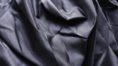 Derin Gölgeler ve Modern Giysi Tasarımı için Keskin Özellikleri olan Şatafatlı Siyah Teknik Kumaş Kumaş Arkaplanı
