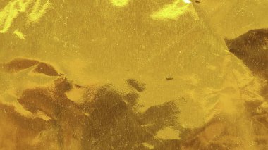 Parlak Buruşuk Altın folyo dokusu Kırışıklıklar ve Lüks Kutlamalar ve Soyut Tasarım İçin Katlar Arkaplanı