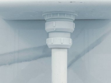 Beyaz PVC Boru ve Tehdit Altında Plastik Birleştirici Bağlantı Minimalist Kamu Hizmetleri Odasında Lavabo veya Tavan