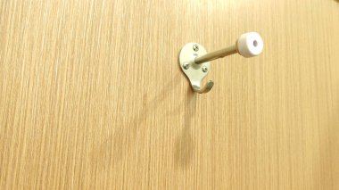 Metal Kapı Durdurucu ve Duvar Kancası Açık Ahşap Doku Yüzeyine Bağlandı İç Kapı Koruma ve Ev Düzenleme Arkaplanı İçin İşlevsel Donanım