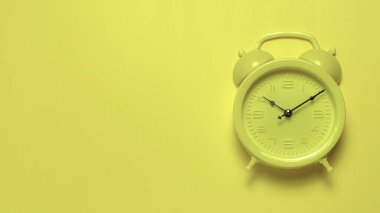 Sarı arkaplanı metin için büyük kopya alanı ile eşleştiren minimalist sarı alarm saati