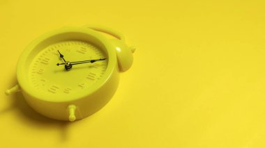 Sarı arkaplanı metin için büyük kopya alanı ile eşleştiren minimalist sarı alarm saati
