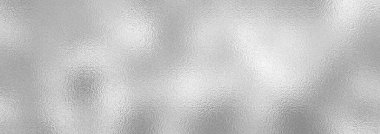 Zarif parlak krom yüzeyi ve parlak ışık yansımaları olan gümüş metalik folyo dokusu