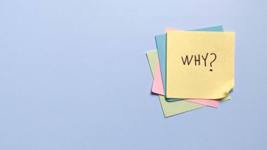 Beyin fırtınası ve yaratıcı problem çözme metni için neden el yazısıyla yazılmış renkli yapışkan notlar yığını