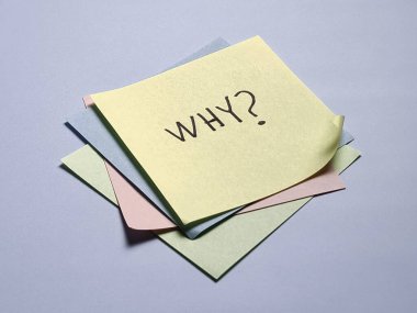 Beyin fırtınası ve yaratıcı problem çözme metni için neden el yazısıyla yazılmış renkli yapışkan notlar yığını