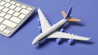 Çevrimiçi Seyahat Rezervasyonları İçin Bilgisayar Klavyesinde Beyaz Oyuncak Uçağı