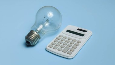 Ampul ve Beyaz Hesaplayıcı ile Yaratıcı İş Çözümü Konsepti