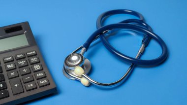 Sağlık Maliyetleri ve Sağlık Sigortası primlerinin temsilcisinin yanındaki tıbbi steteskop