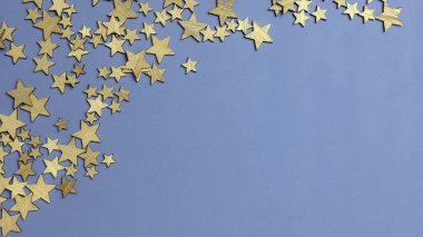 Başarı ve Derecelendirme Konsepti İçin Mavi Arkaplan Üzerinde Küçük Ahşap Yıldızların Üst Aşağı Görünümü