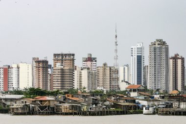 Belem: modern binalar ve Uzunbacak evler nehir Guama