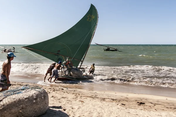 Brazilian fishermen with their jangada — Stock Photo, Image