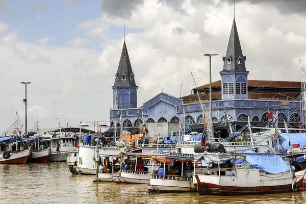 Belem: tekneler nehrin Guama üzerinde