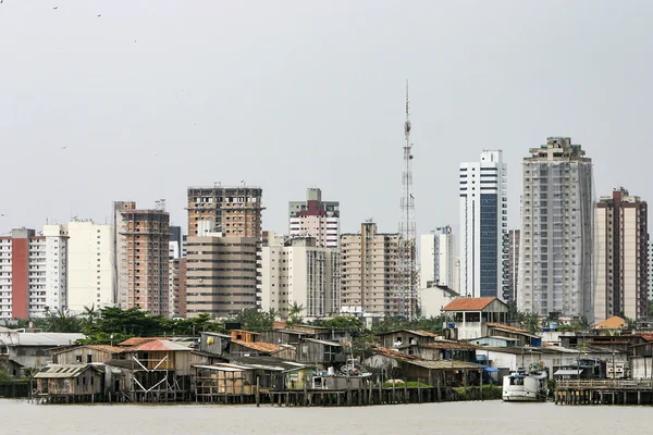 Belem: modern buildings and stilt houses on river Guama — Stock Photo, Image