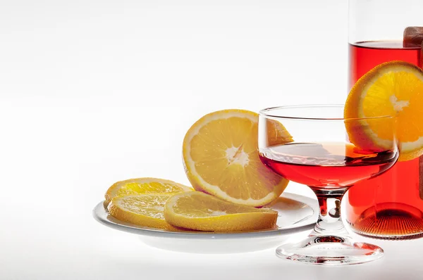 饮用酒精饮料和橙色 — 图库照片