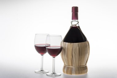 Eski şişe ve bardak chianti şarap