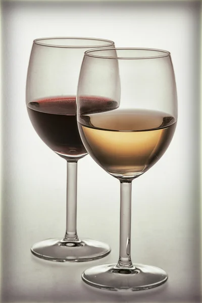 Copos de vinho tinto e branco — Fotografia de Stock