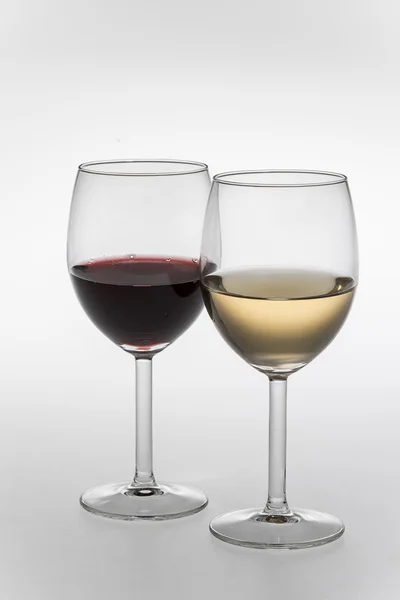 Copos de vinho tinto e branco — Fotografia de Stock