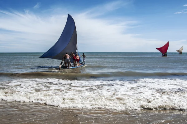 Jangadas, kleine vissersboten op de zee, Brazilië — Stockfoto